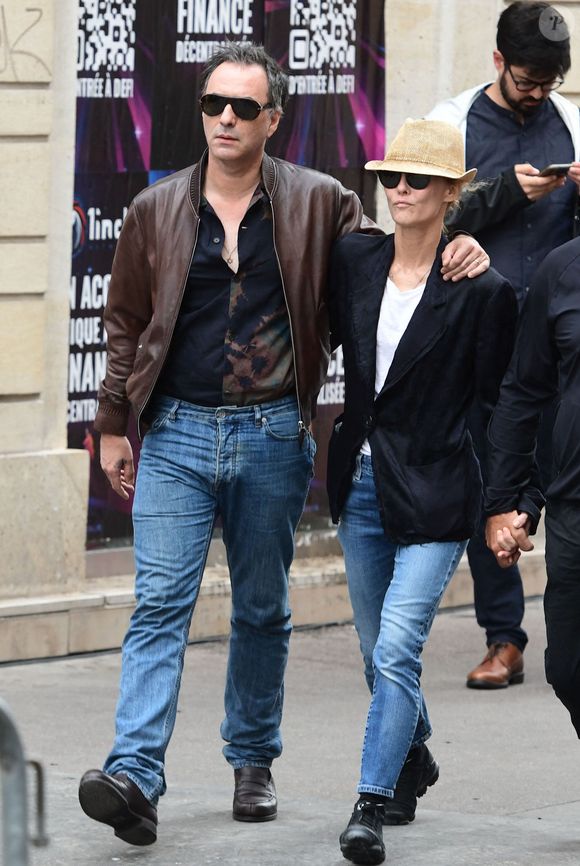 Samuel Benchetrit et sa femme Vanessa Paradis - Arrivées des célébrités aux obsèques de Jane Birkin en l'église Saint-Roch à Paris. Le 24 juillet 2023 © Jacovides-KD Niko / Bestimage
