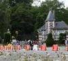 “C’est parce qu’il connaît le coût de l’entretien du domaine - 200 000 euros par an - qu’il pense que ses enfants n’auront pas les moyens de le conserver quand viendra le temps d’en hériter" apprend-on dans le livre "Les derniers jours du Samouraï"
Les fans rendent hommage à Alain Delon devant la grille de sa propriété à Douchy-Montcorbon pendant ses obsèques le 24 août 2024. Agence / Bestimage