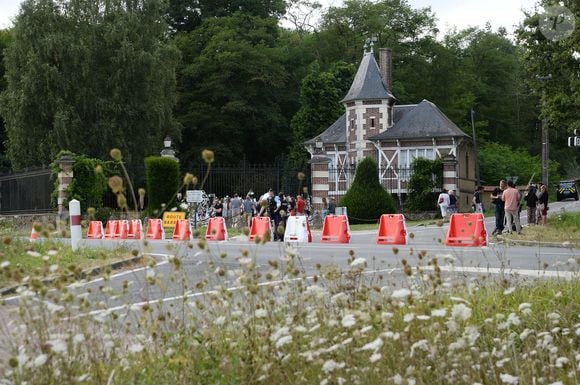 “C’est parce qu’il connaît le coût de l’entretien du domaine - 200 000 euros par an - qu’il pense que ses enfants n’auront pas les moyens de le conserver quand viendra le temps d’en hériter" apprend-on dans le livre "Les derniers jours du Samouraï"

Les fans rendent hommage à Alain Delon devant la grille de sa propriété à Douchy-Montcorbon pendant ses obsèques le 24 août 2024. Agence / Bestimage