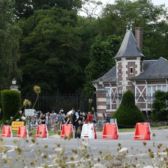 “C’est parce qu’il connaît le coût de l’entretien du domaine - 200 000 euros par an - qu’il pense que ses enfants n’auront pas les moyens de le conserver quand viendra le temps d’en hériter" apprend-on dans le livre "Les derniers jours du Samouraï"

Les fans rendent hommage à Alain Delon devant la grille de sa propriété à Douchy-Montcorbon pendant ses obsèques le 24 août 2024. Agence / Bestimage