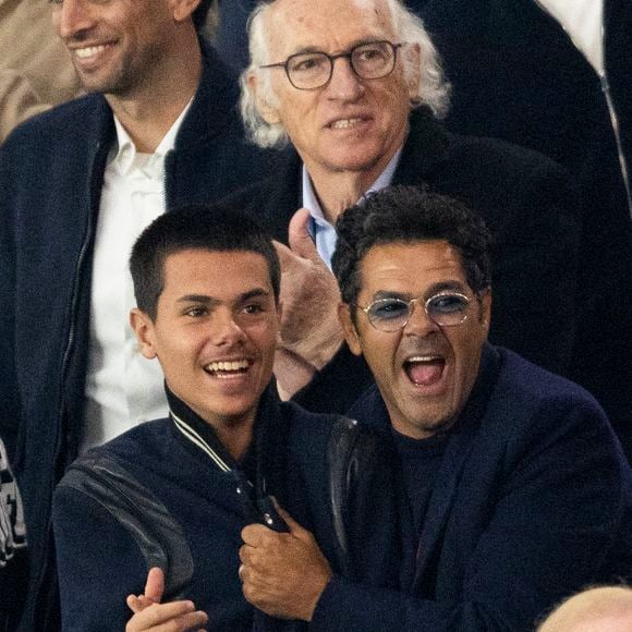 Au moment de tirer un penalty, le fils de Jamel Debbouze a réussi une superbe panenka

Jamel Debbouze et son fils Léon Debbouze - Célébrités dans les tribunes lors du match retour de la Ligue Des Champions 2024-2025 (LDC) "PSG - Arsenal" (2-1) au Parc des Princes à Paris le 7 mai 2025. © Cyril Moreau/Bestimage