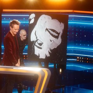 Exclusif - Reynald Zapata, Cyril Feraud - Enregistrement de l'émission "100% logique" présentée par C. Feraud et qui sera diffusée samedi 1er mars à 21.10 sur France 2 et sur france.tv, au Studio du Lendit à Saint-Denis, France, le 12 décembre 2024. © Christophe Clovis / Bestimage CP:

Nouvel épisode inédit du jeu-événement 100 % logique : la réponse est sous vos yeux avec Cyril Féraud, le premier quiz qui ne teste pas la culture générale et les connaissances, mais la logique, le sens de l’observation et le bon sens des téléspectateurs !

Quels que soient son âge, son niveau d’études ou de connaissances, tout le monde peut participer. Un enfant de 8 ans a autant de chance de gagner qu’un adulte de 80 ans, car, pour chaque question, la réponse est « sous vos yeux », mais encore faut-il la voir !
 
100 candidats s’affrontent pour tenter d’aller le plus loin possible dans le jeu et décrocher la cagnotte pouvant grimper jusqu’à 100 000 €.
Ils vont devoir répondre à une série de questions : de la plus facile (celle à laquelle 95 % des Français peuvent répondre) à la plus difficile (celle à laquelle seulement 1 % de la population est capable de répondre).
 
En début d’émission, les 100 candidats reçoivent la somme de 1 000 €. Mais en cas de mauvaise réponse ils sont éliminés, et leurs 1 000 € vont faire grimper la cagnotte globale de l’émission. Le dernier ou les derniers candidats en lice auront la possibilité de répondre à l’ultime question : celle à laquelle seulement 1 % de la population est capable de répondre, et de décrocher la cagnotte pouvant atteindre 100 000 €.

Qui réussira à déjouer tous les pièges et à répondre à l’ultime question ? Ce quiz événement va permettre aux téléspectateurs de tester leur logique, leur bon sens, mais aussi de se mesurer à tous les autres membres de la famille !

Pour ce nouveau numéro, trois nouvelles personnalités vont se prêter au jeu de la logique et soutenir nos 100 candidats : Sophie Davant, Caroline Margeridon, François Alu.

Nouveauté : Toujours plus de 100 % logique !

La plateforme france.tv s’enrichit avec le nouveau quiz interactif 100 % logique.

Dorénavant, le public peut jouer à tout moment à tester sa logique avec, chaque semaine, plus de 30 questions interactives inédites et exclusives sur la plateforme france.tv ! Une question quotidienne et 3 jeux hebdomadaires de 10 questions sont ainsi proposés chaque semaine !