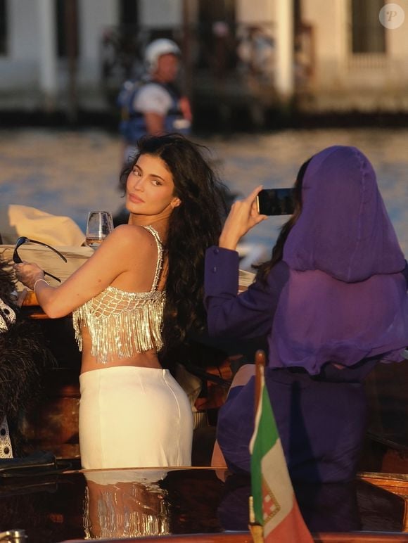 Kylie, Kendall et Kris Jenner étaient présentes, accompagnées des enfants de Kylie, Stormi et Aire.

Kendall, Kylie et Kris Jenner quittent l'hôtel "Gritti Palace" pour se rendre à l'Arsenal pour le bal "Pyjama Party" qui clôture le mariage de J. Bezos et L. Sanchez à Venise, le 28 juin 2025 @Backgrid UK/ Bestimage