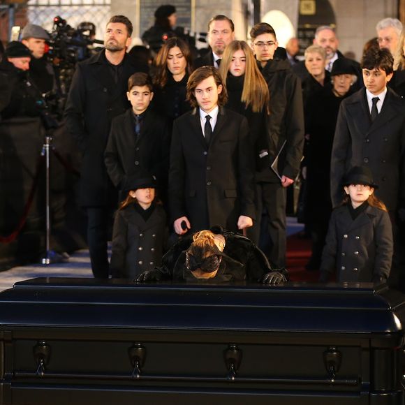 "René, nous n’arrivons pas à croire que cela fait déjà neuf ans que tu nous as quittés. Pas un jour ne passe sans que nous sentions ta présence, RC, Eddy, Nelson et moi..."

Céline Dion, ses enfants René-Charles Angélil, les jumeaux  Nelson Angélil et Eddy Angélil, Anne-Marie Angélil-Dupré, la fille de René Angélil et son mari Marc Dupré et Jean-Pierre Angéli, le fils de René Angélil - Sorties des obsèques nationales de René Angélil en la Basilique Notre-Dame de Montréal, le 22 janvier 2016.© Morgan Dessales/Bestimage
