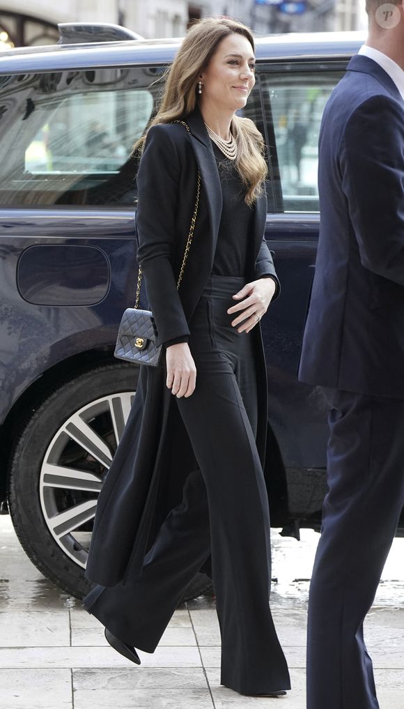 Elle s'est illustrée dans une jolie robe Zara, déjà portée auparavant, et a montré, une nouvelle fois, qu'elle était très impliquée dans le bien-être des enfants et des familles lors de cette visite qui marque l’un de ses premiers engagements publics depuis son retrait temporaire. 

Le prince William, prince de Galles, et Catherine (Kate) Middleton, princesse de Galles, assistent à une cérémonie de commémoration des 80 ans de la libération du camp de concentration d'Auschwitz-Birkenau au Guildhall à Londres, le 26 janvier 2025.