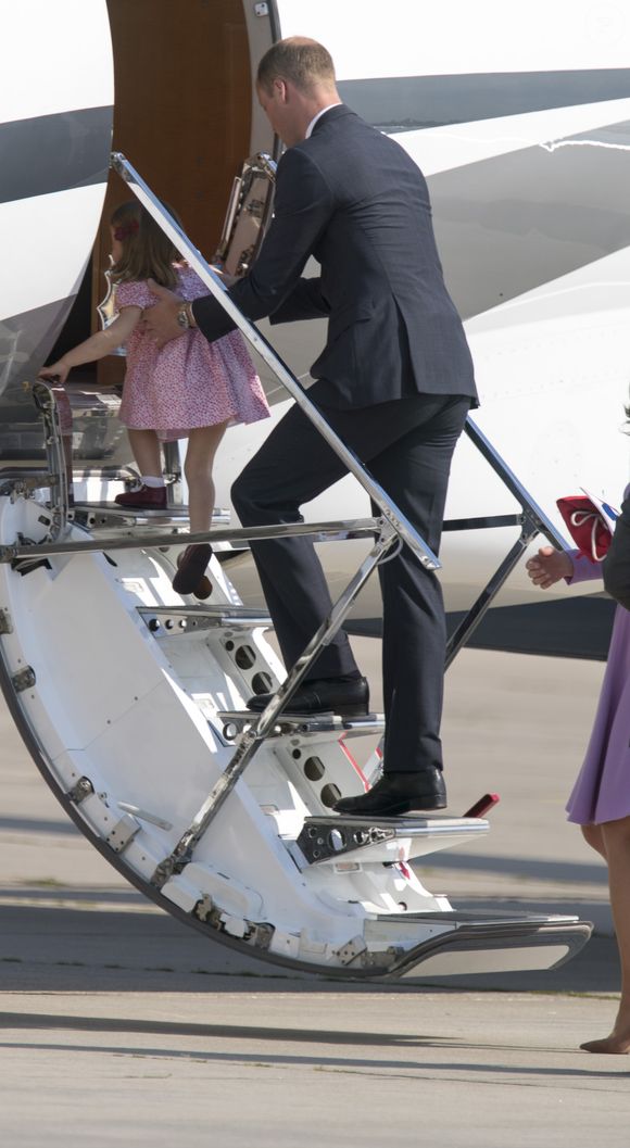 Mais quand la femme du prince William prend un vol commercial, met-elle ses bagages en soute ? 

Le prince William, duc de Cambridge, Catherine Kate Middleton, duchesse de Cambridge et leur fille la princesse Charlotte de Cambridge en visite à l'usine Airbus à Hambourg, le 21 juillet 2017, avant de prendre leur avion à la fin de leur visite officielle en Allemagne.