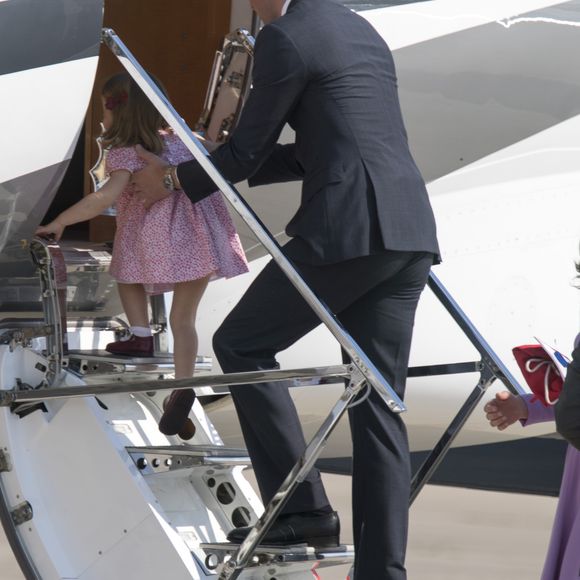 Mais quand la femme du prince William prend un vol commercial, met-elle ses bagages en soute ? 

Le prince William, duc de Cambridge, Catherine Kate Middleton, duchesse de Cambridge et leur fille la princesse Charlotte de Cambridge en visite à l'usine Airbus à Hambourg, le 21 juillet 2017, avant de prendre leur avion à la fin de leur visite officielle en Allemagne.