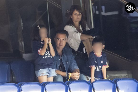 Dans un entretien accordé à Gala en juillet 2026, Faustine Bollaert s'amuse d'ailleurs de certains traits de personnalité de sa fille Abbie !

Faustine Bollaert, Maxime Chattam et leurs enfants Abbie et Peter en tribune lors de la rencontre de football Paris Saint Germain PSG contre Clermont au Parc des Princes à Paris le 11 septembre 2021.

AGENCE / BESTIMAGE