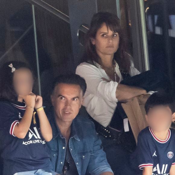 Dans un entretien accordé à Gala en juillet 2026, Faustine Bollaert s'amuse d'ailleurs de certains traits de personnalité de sa fille Abbie !

Faustine Bollaert, Maxime Chattam et leurs enfants Abbie et Peter en tribune lors de la rencontre de football Paris Saint Germain PSG contre Clermont au Parc des Princes à Paris le 11 septembre 2021.

AGENCE / BESTIMAGE