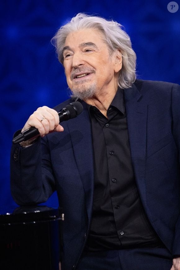 Nos confrères de "France Dimanche" l'ont interrogé à l'occasion de cette sortie, et le chanteur a affirmé : 

Serge Lama pour les surprises lors de l'enregistrement de l'émission "La Boîte à secrets", présentée par F.Bollaert et diffusée le 2 janvier 2026 sur France 3, dans les studios du Lendit à Saint-Denis, France, le 1er décembre 2025. © Cyril Moreau/Bestimage