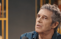 Julien Clerc en interview pour Sphere5 sur Youtube, face à Ophélie Meunier et Carole Juge-Llewellyn.