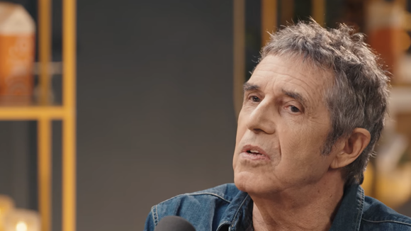 Julien Clerc en interview pour Sphere5 sur Youtube, face à Ophélie Meunier et Carole Juge-Llewellyn.