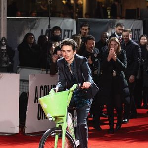 Timothée Chalamet arrive à vélo à l'avant première du film "Un parfait inconnu" à Londres, le 14 janvier 2025. SUMO / Backgrid UK/ Bestimage