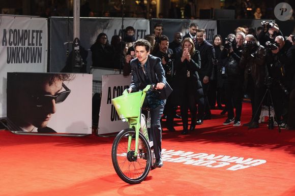 Timothée Chalamet arrive à vélo à l'avant première du film "Un parfait inconnu" à Londres, le 14 janvier 2025. SUMO / Backgrid UK/ Bestimage