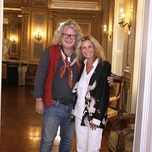 Pierre-Jean Chalencon et Fiona Gelin . A l'occasion de son mariage avec son compagnon en janvier 2024, Jérémy Bellet a fait des essayages de tenue de mariage devant ses amis au palais Vivienne à Paris. Le 11 octobre 2023
© Cédric Perrin / Bestimage