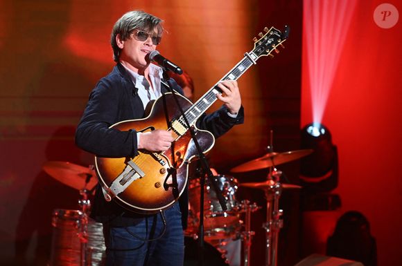 Depuis, il tente de retrouver un équilibre entre sa vie personnelle, ses tournées et les hommages rendus à sa mère.

Exclusif - Thomas Dutronc lors de l'enregistrement de l'émission Vivement dimanche au studio Rive gauche, présentée par M. Drucker, diffusée sur France 3, le 1er mars 2026, à Paris, France, le 18 février 2026. © Guillaume Gaffiot/Bestimage