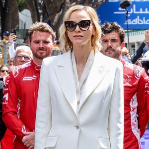 Le prince Albert II et la princesse Charlène de Monaco sur la grille de départ du E-Prix de Monaco du Championnat du monde FIA de Formule E 2026 sur le circuit de Monaco à Monte-Carlo, Monaco, le 17 mai 2026. En présence de Alberto Longo, directeur général adjoint et responsable du championnat de Formule E, Alejandro Agag, président de la Formule E, Mike Fries, PDG de Liberty Global, Jeff Dodds, PDG de la Formule E, et Marek Nawarecki, directeur sportif de la FIA. 
© Claudia Albuquerque/Bestimage