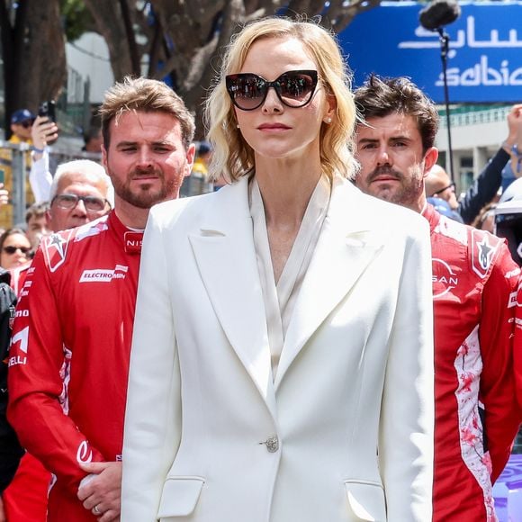 Le prince Albert II et la princesse Charlène de Monaco sur la grille de départ du E-Prix de Monaco du Championnat du monde FIA de Formule E 2026 sur le circuit de Monaco à Monte-Carlo, Monaco, le 17 mai 2026. En présence de Alberto Longo, directeur général adjoint et responsable du championnat de Formule E, Alejandro Agag, président de la Formule E, Mike Fries, PDG de Liberty Global, Jeff Dodds, PDG de la Formule E, et Marek Nawarecki, directeur sportif de la FIA. 
© Claudia Albuquerque/Bestimage