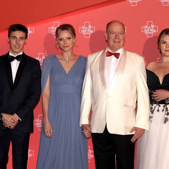 Marie et Louis Ducruet, la princesse Charlene, le prince Albert II de Monaco et Camille Gottlieb au 76ème Bal de la Croix Rouge dans la salle des Etoiles à Monaco le 12 juillet 2025.

© Claudia Albuquerque/Bestimage