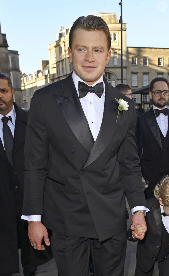 L'athlète olympique Adam Peaty arrive à son mariage avec la fille du chef Gordon Ramsay, Holly Ramsay, à l'abbaye de Bath, au Royaume-Uni le 27 décembre 2025. Backgrid UK/ Bestimage