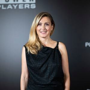 Dans son message, Julie Gayet a également adressé ses pensées aux proches de son amie, notamment à ses fils.

  Julie Gayet au photocall de la soirée des Billboard Power Players à la salle Cortot à Paris le 15 septembre 2026. © Pierre Perusseau / Bestimage