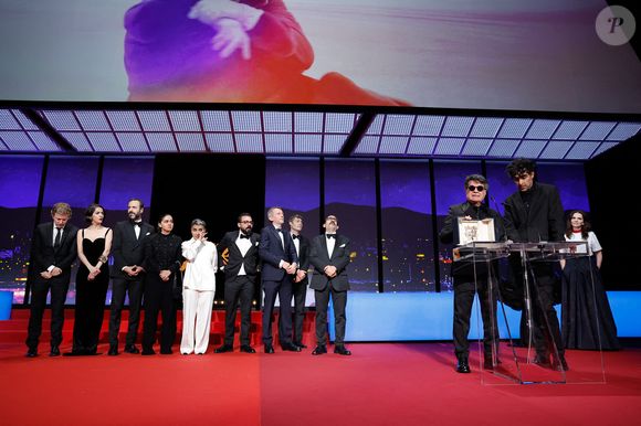 Jafar Panahi (Palme d’Or pour “Un simple accident” ), Juliette Binoche lors de la cérémonie de clôture de la 78ème édition du festival international du film de Cannes le 24 mai 2025.

© Moreau / Jacovides / Bestimage