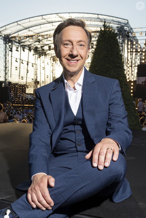 Il aime chiner des objets insolites comme des nappes, des pelles à tarte ou des pinces à sucre.

Exclusif - Stéphane Bern (Chaussures Louboutin aux couleurs Bleu Blanc Rouge) - Backstage de l'enregistrement de l'émission "Le concert de Paris" à la Tour Eiffel pour le 14 Juillet à Paris © Pierre Perusseau-Tiziano da Silva / Bestimage