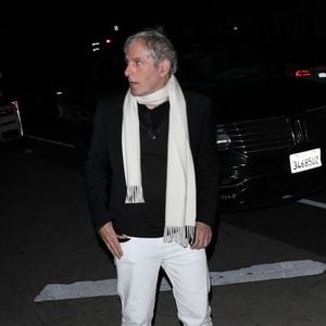 Il donne aujourd'hui des nouvelles au magazine américain People.

Michael Bolton, 69 ans, à la sortie du restaurant italien Giorgio Baldi après avoir dîné avec une mystérieuse inconnue à Santa Monica,  Los Angeles, Californie, Etats-Unis, le 7 février 2023. Michael portait un pantalon blanc, des baskets blanches, une veste noire, une chemise noire en dessous et une écharpe autour du cou.

Photo : Backgrid USA / Bestimage