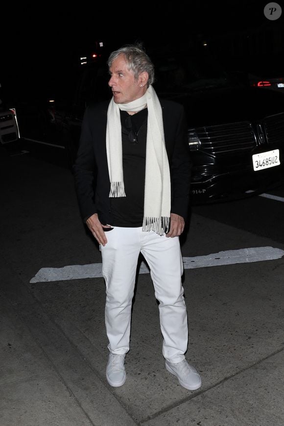 Il donne aujourd'hui des nouvelles au magazine américain People.

Michael Bolton, 69 ans, à la sortie du restaurant italien Giorgio Baldi après avoir dîné avec une mystérieuse inconnue à Santa Monica,  Los Angeles, Californie, Etats-Unis, le 7 février 2023. Michael portait un pantalon blanc, des baskets blanches, une veste noire, une chemise noire en dessous et une écharpe autour du cou.

Photo : Backgrid USA / Bestimage