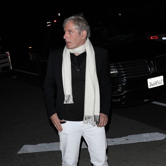 Il donne aujourd'hui des nouvelles au magazine américain People.

Michael Bolton, 69 ans, à la sortie du restaurant italien Giorgio Baldi après avoir dîné avec une mystérieuse inconnue à Santa Monica,  Los Angeles, Californie, Etats-Unis, le 7 février 2023. Michael portait un pantalon blanc, des baskets blanches, une veste noire, une chemise noire en dessous et une écharpe autour du cou.

Photo : Backgrid USA / Bestimage