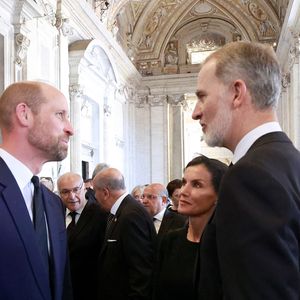 Nichola Murphy, rédactrice en chef du magazine HELLO ! a toutefois fait remarquer que le bleu n'était pas nécessairement un manque de respect.

Le prince William, prince de Galles, Le roi Felipe VI et la reine Letizia d’Espagne - Le roi Felipe VI et la reine Letizia d’Espagne, assistent aux funérailles du pape François devant la basilique Saint Pierre à Rome, le 26 avril 2025. 
© Casa de SM El Rey / Bestimage