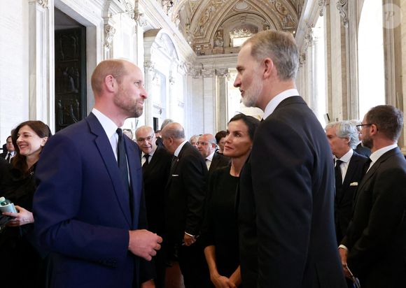 Nichola Murphy, rédactrice en chef du magazine HELLO ! a toutefois fait remarquer que le bleu n'était pas nécessairement un manque de respect.

Le prince William, prince de Galles, Le roi Felipe VI et la reine Letizia d’Espagne - Le roi Felipe VI et la reine Letizia d’Espagne, assistent aux funérailles du pape François devant la basilique Saint Pierre à Rome, le 26 avril 2025. 
© Casa de SM El Rey / Bestimage