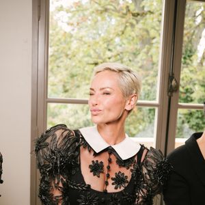 Mère et fille sont apparues complices, main dans la main, à leur sortie du Palais Gabriel comme le montrent des images de "Paris Match".

Adriana Karembeu au front row du défilé de mode Yanina Couture Collection Haute Couture Automne/Hiver 2026-2027 lors de la Fashion Week de Paris (PFW) au Pavillon Gabriel, France, le 7 juillet 2026. © Sam Delpech/Bestimage