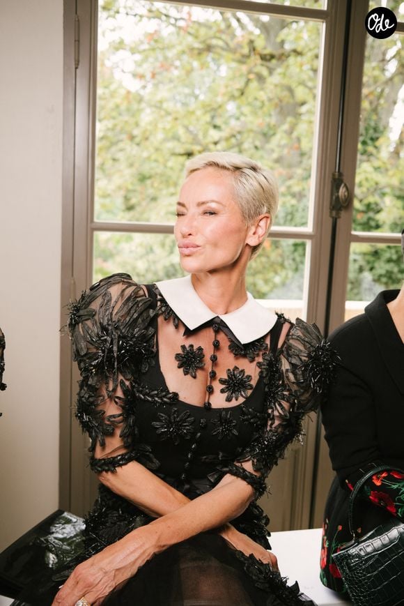 Mère et fille sont apparues complices, main dans la main, à leur sortie du Palais Gabriel comme le montrent des images de "Paris Match".

Adriana Karembeu au front row du défilé de mode Yanina Couture Collection Haute Couture Automne/Hiver 2026-2027 lors de la Fashion Week de Paris (PFW) au Pavillon Gabriel, France, le 7 juillet 2026. © Sam Delpech/Bestimage