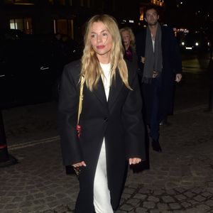 Sienna Miller à la cathédrale Saint-Paul, à Londres, en compagnie de son compagnon Oli Green et de sa mère, Jo Miller