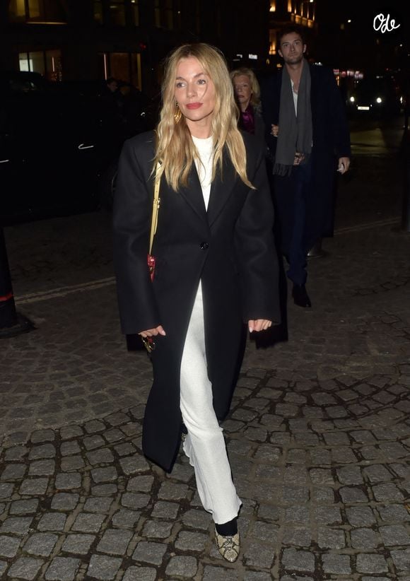 Sienna Miller à la cathédrale Saint-Paul, à Londres, en compagnie de son compagnon Oli Green et de sa mère, Jo Miller