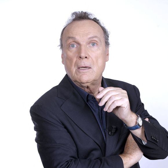 Exclusif - Portrait de Julien Lepers lors de l'enregistrement de l'émission "Chez Jordan de Luxe" à Paris. Le 8 octobre 2024
© Cédric Perrin / Bestimage