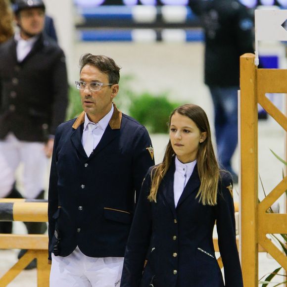 Ce passe-temps est devenu une activité familiale qu'il partage avec sa fille Lola, âgée de 25 ans.

Exclusif - Lola Courbet, la fille de l'animateur Julien Courbet, en reconnaissance avec son père au jumping international de Bordeaux pour l'épreuve partenaire. Lola Courbet monte pour son partenaire Victory Horse. © Thibaud Moritz/Quentin Salinier/Bestimage