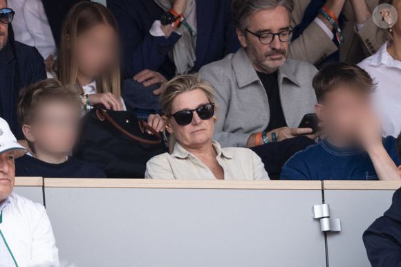 Anne-Elisabeth Lemoine et ses fils Arthur et Vasco, Pierre-Antoine Capton en tribunes lors de la finale messieurs des Internationaux de France de Tennis de Roland Garros 2025 (jour 15), à Paris, France, le 8 juin 2025. © Cyril Moreau/Bestimage