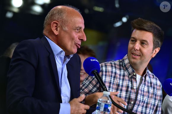 En parallèle, il était l'une des voix d'Europe 1 et a travaillé avec Jean-Michel Aphatie.

Jean-Michel Aphatie et Maxime Switek - Conférence de presse de rentrée d'Europe 1 enregistrée dans le cadre de l'émission "Sortez du cadre" de Nikos Aliagas, le 3 septembre 2015.

Giancarlo Gorassini/Bestimage