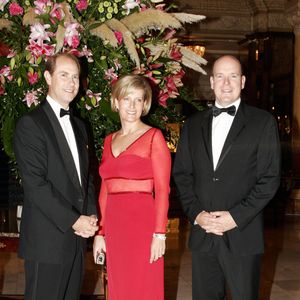 A chaque occasion spéciale, les deux couples ont pris une photo pour immortaliser la soirée.

Le Prince Albert II de Monaco, le Comte de Wessex Prince Edward et la Comtesse de Wessex Sophie Rhys-Jones assistent au dîner de gala de charité pour le 50ème anniversaire de la Fondation des Prix du Duc d'Edimburgh qui s'est tenu dans le 'Salon Empire' de l'Hôtel de Paris à Monaco le 16 septembre 2006. Photo by ABACAPRESS.COM