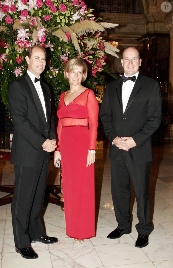 A chaque occasion spéciale, les deux couples ont pris une photo pour immortaliser la soirée.

Le Prince Albert II de Monaco, le Comte de Wessex Prince Edward et la Comtesse de Wessex Sophie Rhys-Jones assistent au dîner de gala de charité pour le 50ème anniversaire de la Fondation des Prix du Duc d'Edimburgh qui s'est tenu dans le 'Salon Empire' de l'Hôtel de Paris à Monaco le 16 septembre 2006. Photo by ABACAPRESS.COM