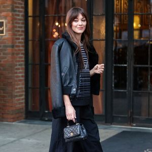 Marion Cotillard est photographiée à New York. L'actrice française portait une veste noire, un chemisier à paillettes, un pantalon noir et des talons assortis.

© The ImageDirect / Bestimage