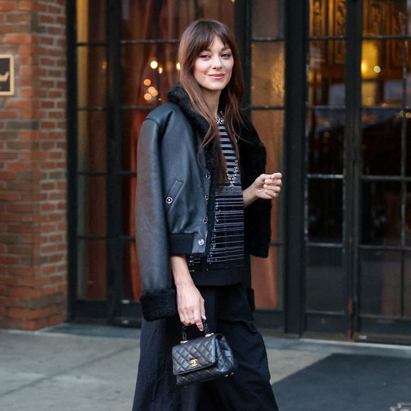 Marion Cotillard est photographiée à New York. L'actrice française portait une veste noire, un chemisier à paillettes, un pantalon noir et des talons assortis.

© The ImageDirect / Bestimage