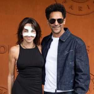 Sandra Sisley et son mari Tomer Sisley au photocall du village lors des Internationaux de France de Tennis de Roland Garros 2026, à Paris, France, le 5 juin 2026. © Jacovides-Moreau/Bestimage