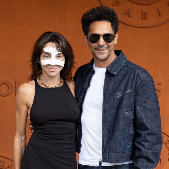 Sandra Sisley et son mari Tomer Sisley au photocall du village lors des Internationaux de France de Tennis de Roland Garros 2026, à Paris, France, le 5 juin 2026. © Jacovides-Moreau/Bestimage