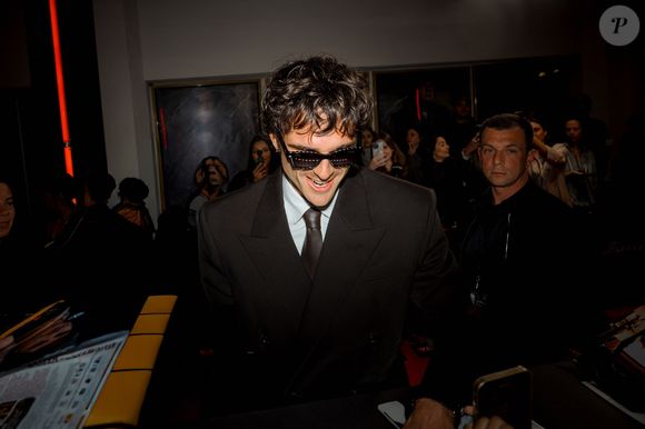 Jacob Elordi fait une apparition remarquée à la première du film « Frankenstein » au Grand Rex à Paris. L'acteur salue ses fans et les photographes à son arrivée à cet événement très médiatisé le 10 octobre 2025 ©Backgrid UK/ Bestimage