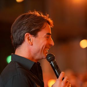 Julian Bugier lors de la soirée annuelle de gala de l'association Hope au pavillon Gabriel à Paris le 14 octobre 2025.
L’association HOPE propose, à travers l’équithérapie et de nombreux ateliers artistiques, un accompagnement destiné aux femmes qui, après l’annonce de leur cancer, souhaitent se reconstruire émotionnellement et retrouver confiance en elles, au-delà du parcours médical.

© Anne-Sophie Guebey / Bestimage