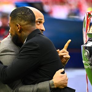 30 mai 2026, Hongrie, Budapest : Football, Hommes : Ligue des champions, Paris Saint-Germain (PSG) - FC Arsenal, Finale, Puskás Aréna, les anciens joueurs Thierry Henry (à gauche) d'Arsenal et Presnel Kimpembe du PSG se saluent avant le match. Photo par Tom Weller