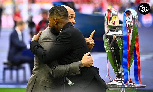 30 mai 2026, Hongrie, Budapest : Football, Hommes : Ligue des champions, Paris Saint-Germain (PSG) - FC Arsenal, Finale, Puskás Aréna, les anciens joueurs Thierry Henry (à gauche) d'Arsenal et Presnel Kimpembe du PSG se saluent avant le match. Photo par Tom Weller